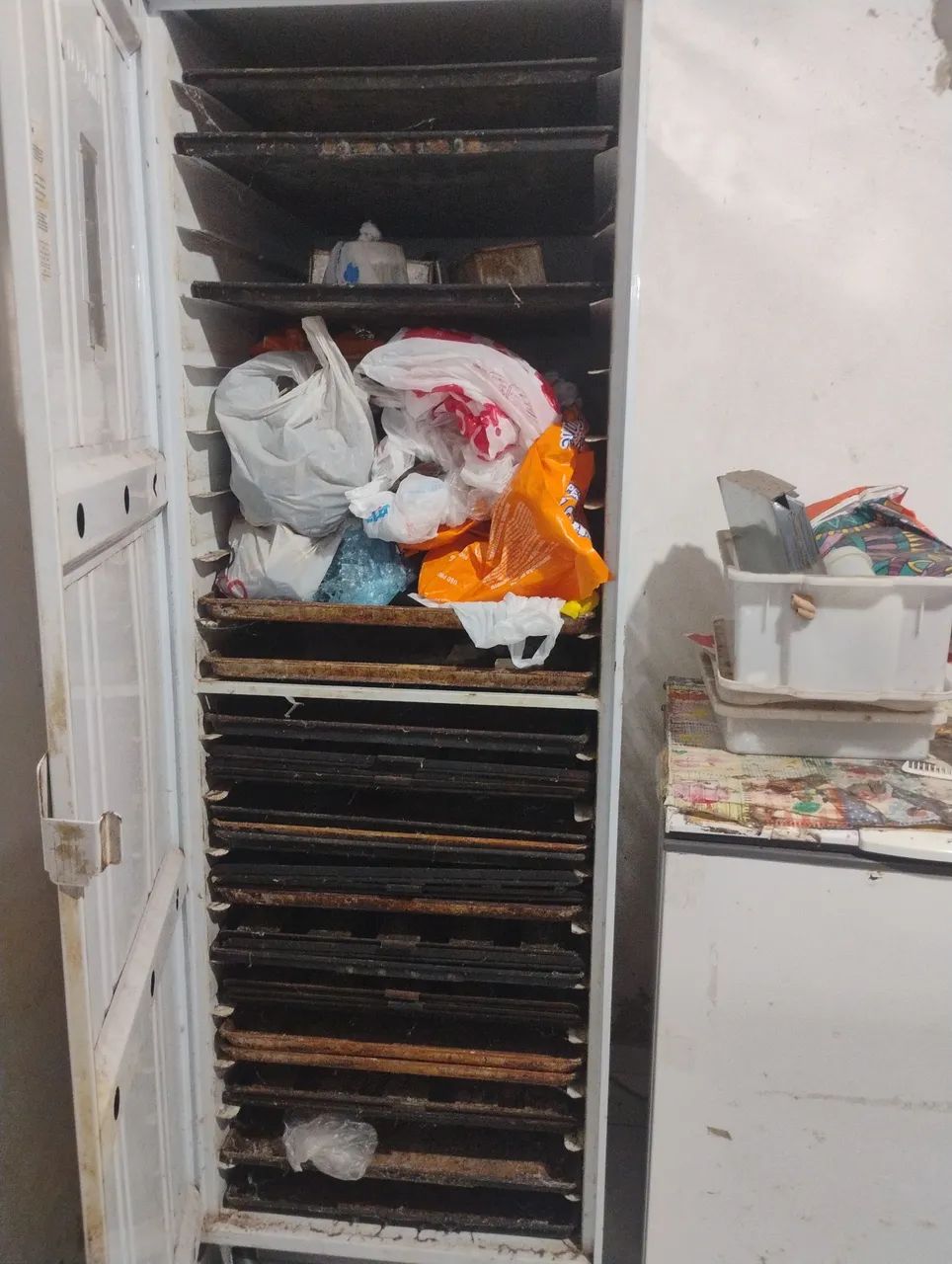 Vendo armário de padaria com telas - Foto 3