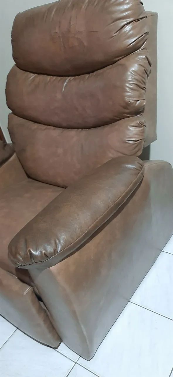 Vendo poltrona em couro legítimo.... - Foto 3