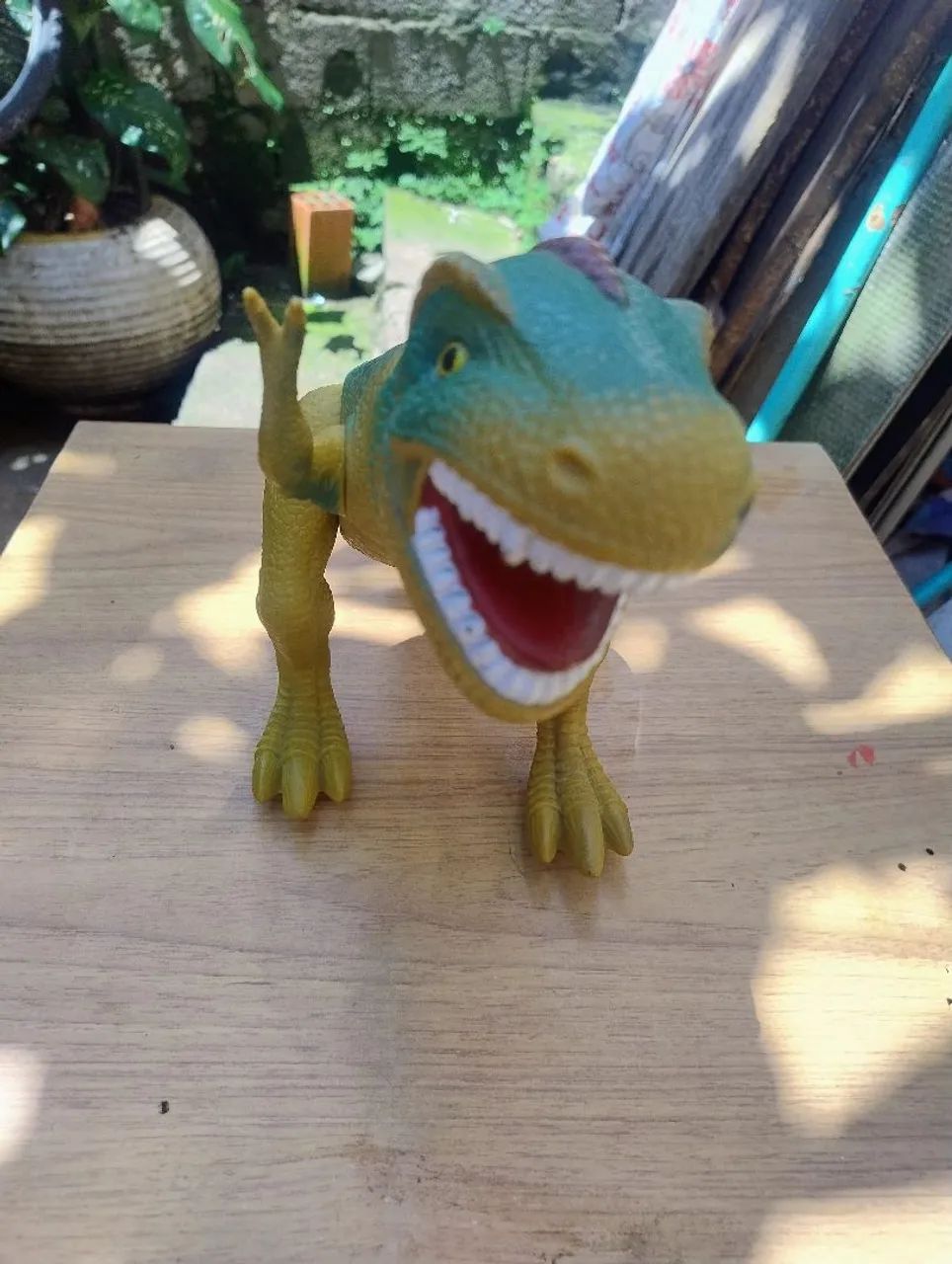 Vende se boneco dinossauro Rex 
