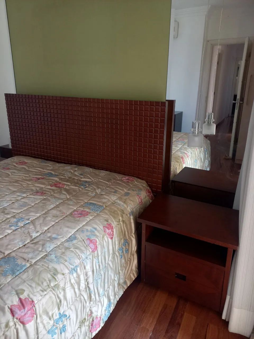 Cama Queen e 2 criados mudos em madeira! - Foto 2