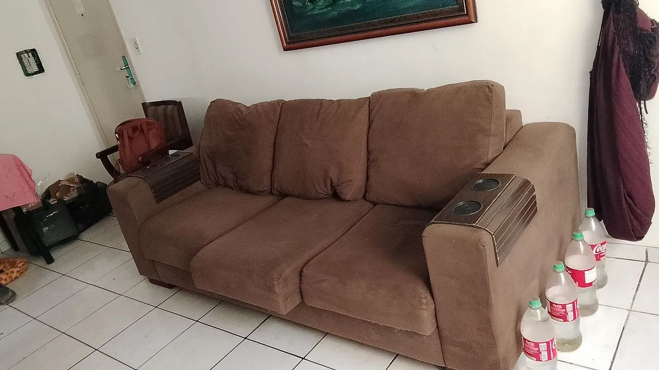 Sofá de três lugares com almofadas solta 