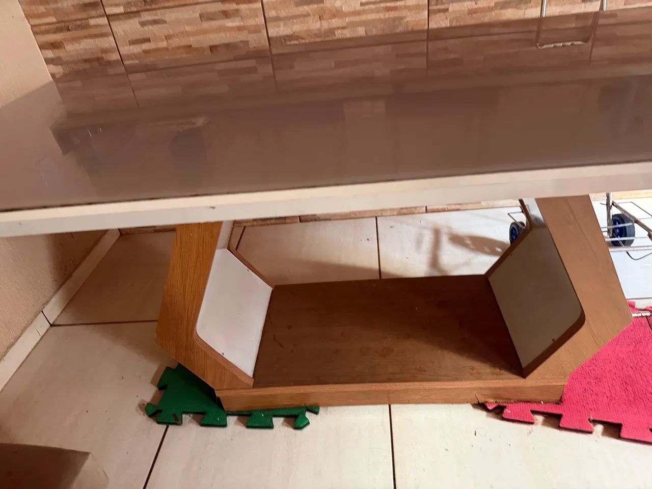 Vendo mesa de vidro com mds 6 cadeiras  - Foto 2