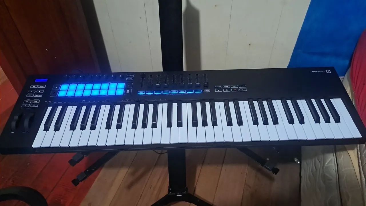 Teclado controlador novation launchkey mk3 61 - Instrumentos