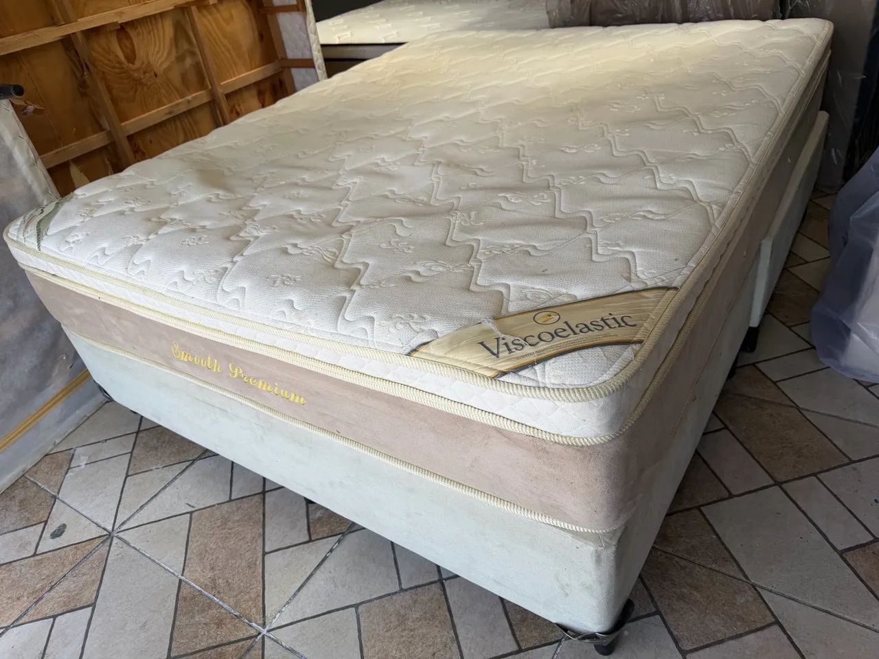 Cama box mas colchão Queen 