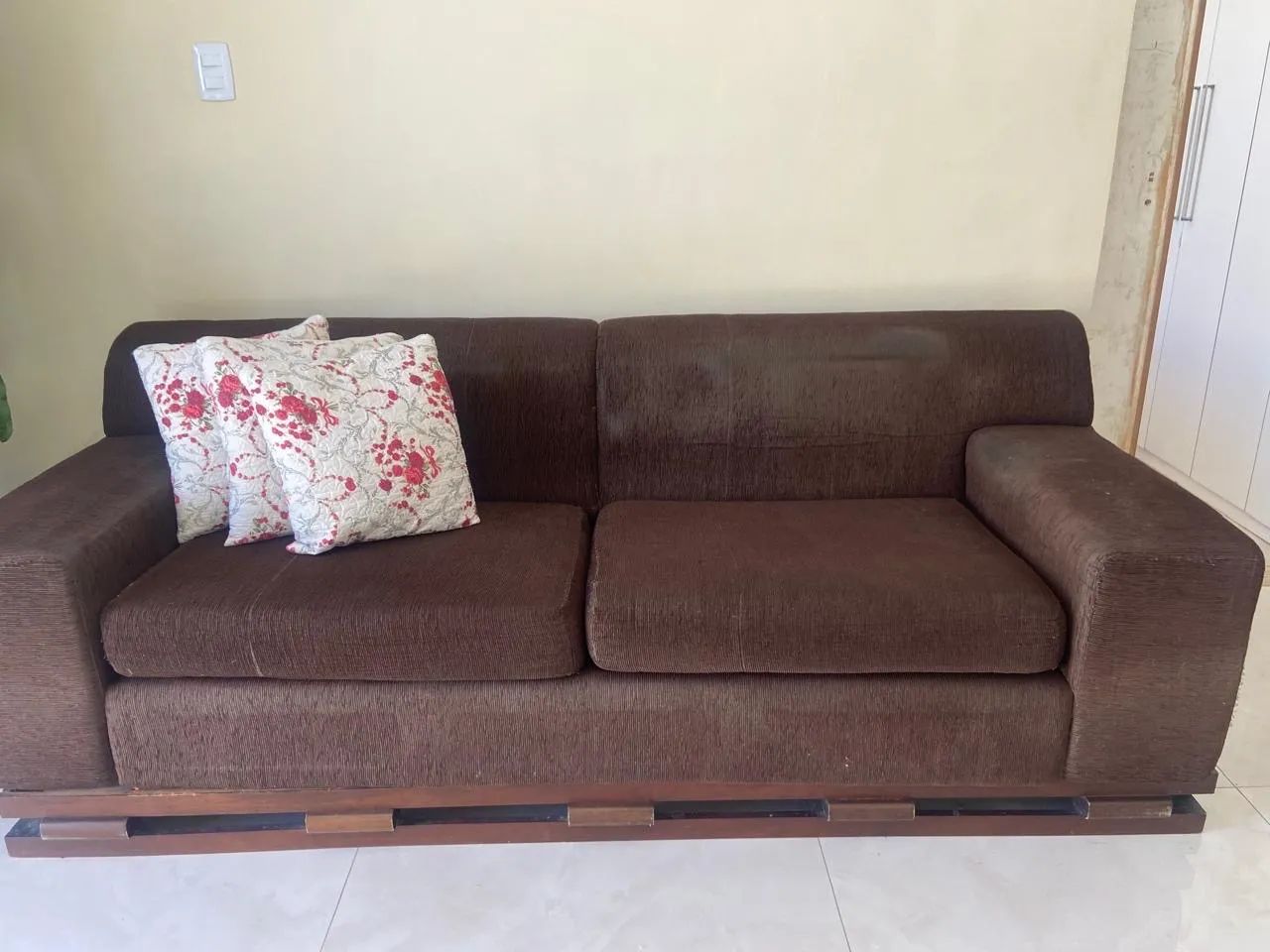 Sofá três lugares 