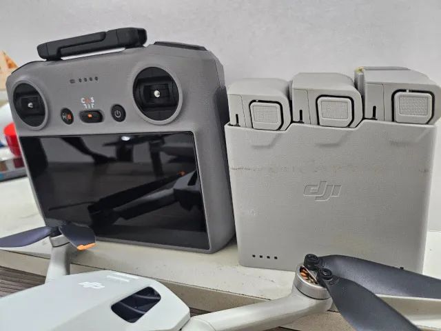 Drone DJI Mini 4 Pro Completo, controle com Tela e 3 Baterias. - Foto 2