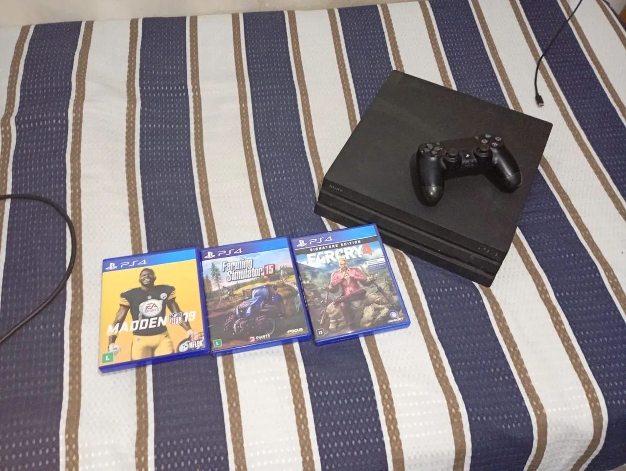 PS4 Pro travado conservado 