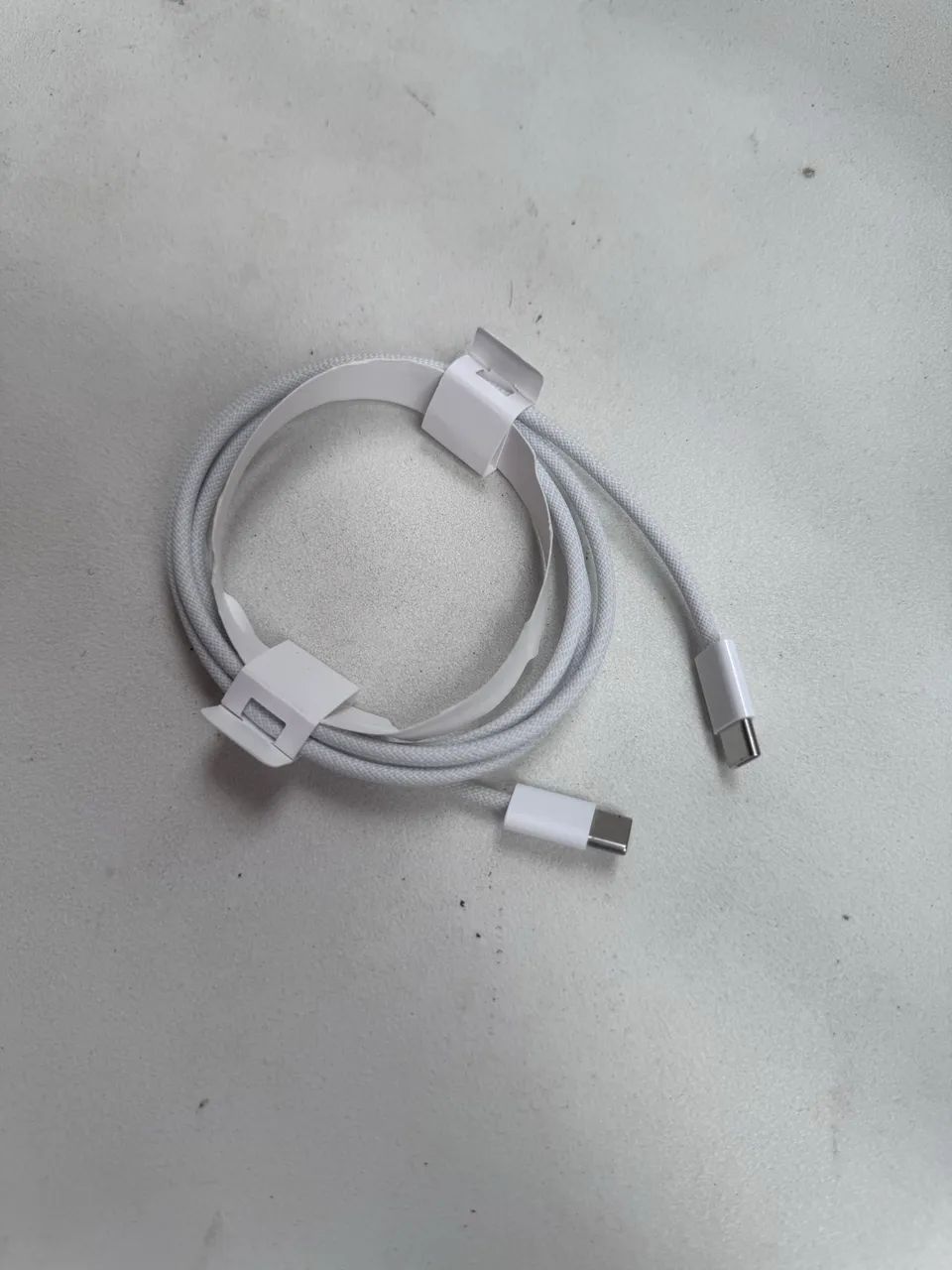Cabo de USB-C para Lightning da Apple.