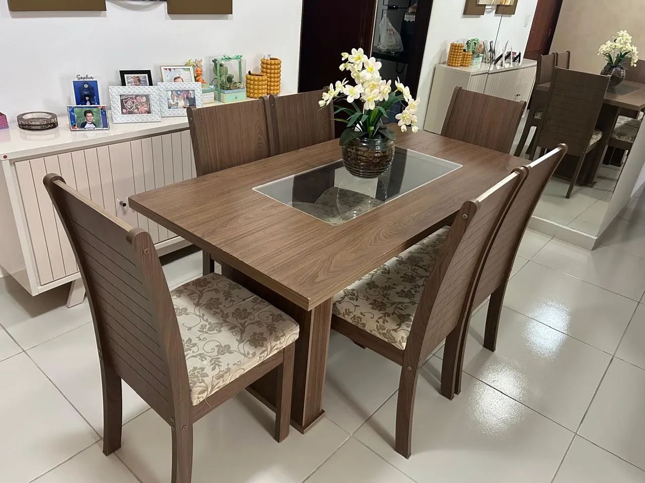 Mesa com 6 cadeiras 