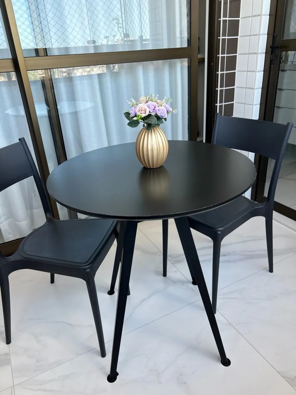 Mesa TokStok e cadeiras Tramontina