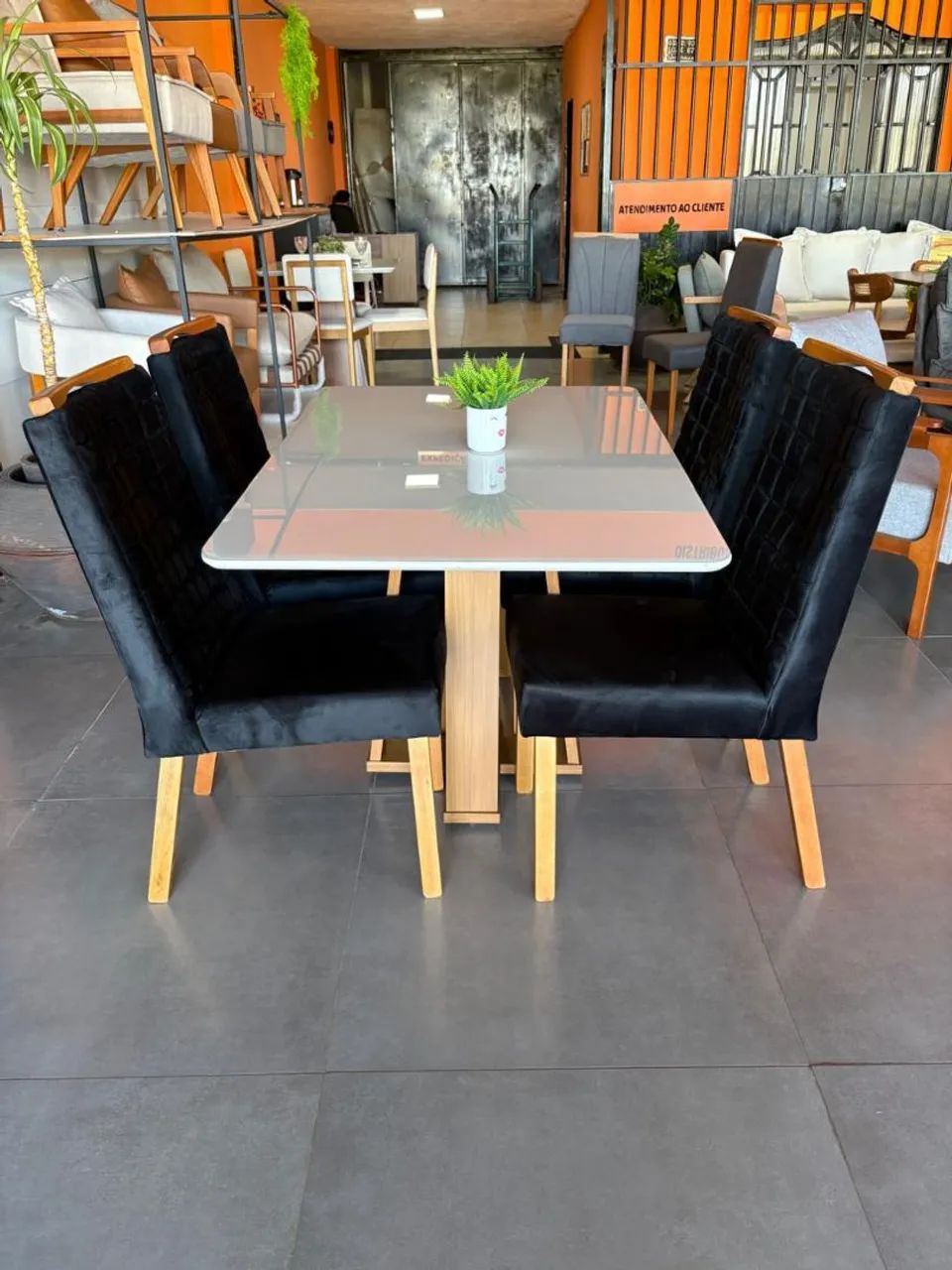 Conjunto de mesa com 4 cadeiras 