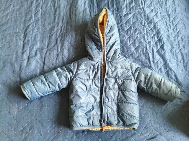 linda jaqueta azul acolchoada com capuz - dupla face - carters - 9 meses