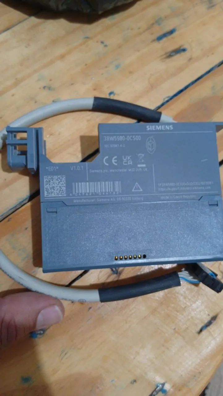 12 Módulo de comunicação Siemens e 45 Rj45 da Siemens.