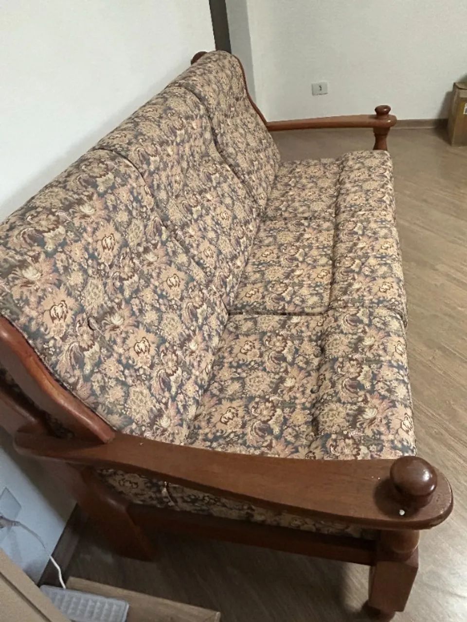 Sofá de 3 lugares de madeira maciça em tecido jacquard. - Foto 3