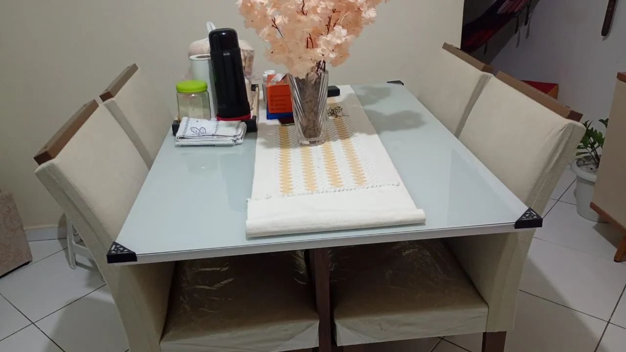Vende-se uma mesa com 4 cadeiras valor 1200