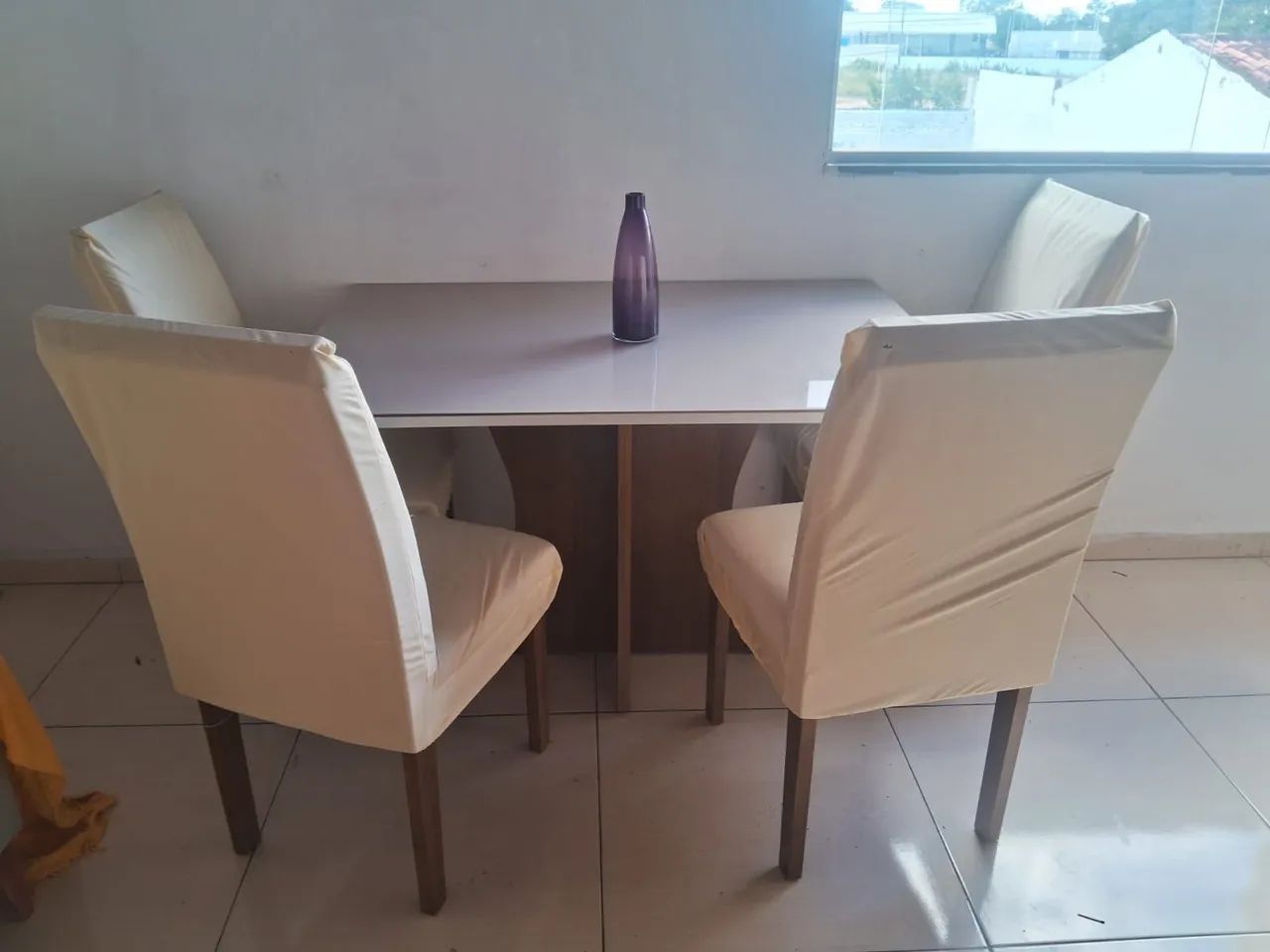 Mesa de jantar com 4 cadeiras