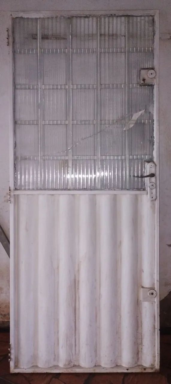 Porta de ferro com detalhe em vidro  - Foto 2