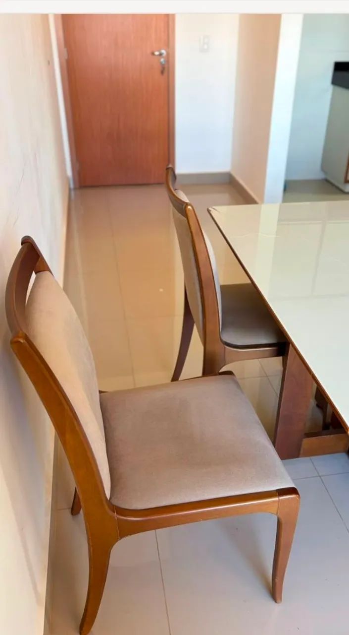 Vendo mesa e 4 cadeiras de madeira - Foto 4