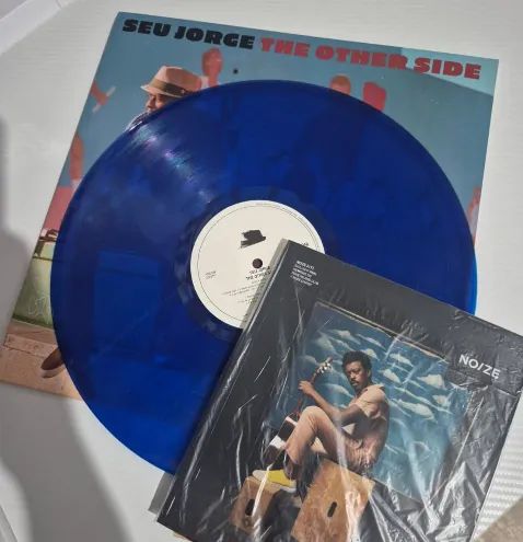 LP Seu Jorge - The Other Side - com revista NOIZE (Translucent Blue Vinyl) - Foto 3