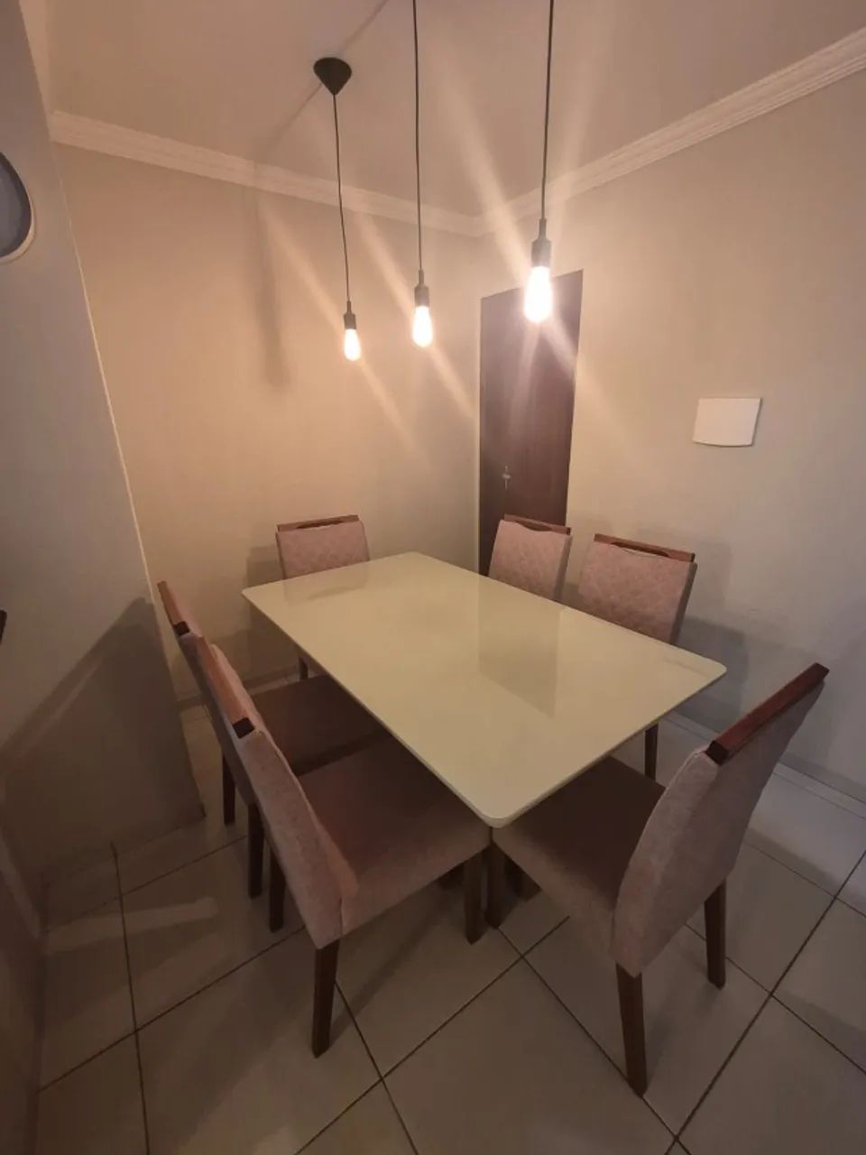 MESA DE JANTAR COM SEIS CADEIRAS