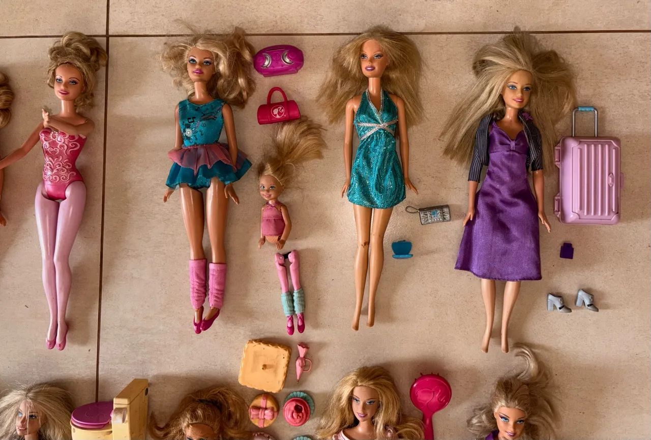 Lote de Barbies com muitos acessórios  - Foto 3