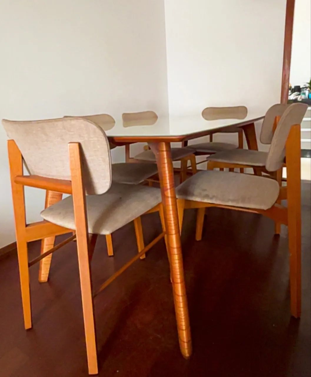Conjunto de mesa de jantar de madeira maciça com 6 cadeiras! Super bem conservada!