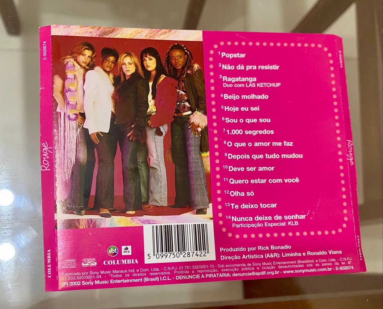 Capas, encarte, acrílico rosa e cd do Rouge