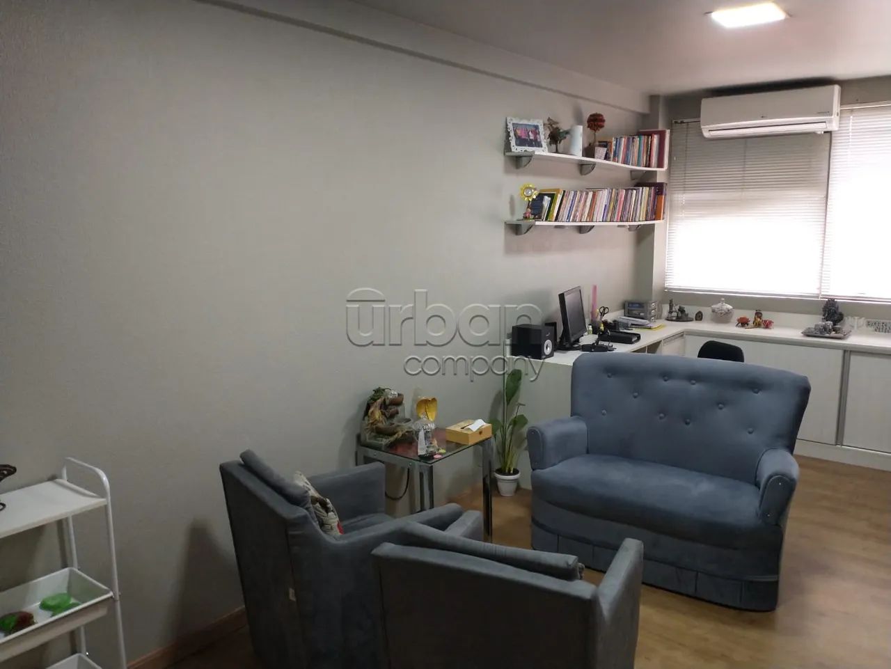 Sala comercial com recepçao, semimobiliada no centro de Canoas