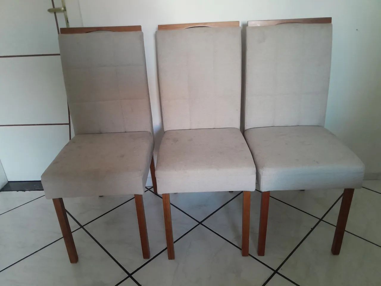 Vendo 3 cadeiras de madeira com estofado bege 