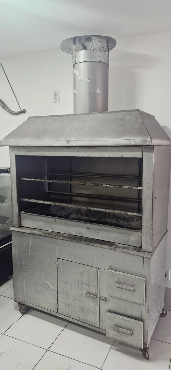 CHURRASQUEIRA EM AÇO GALVANIZADO.
