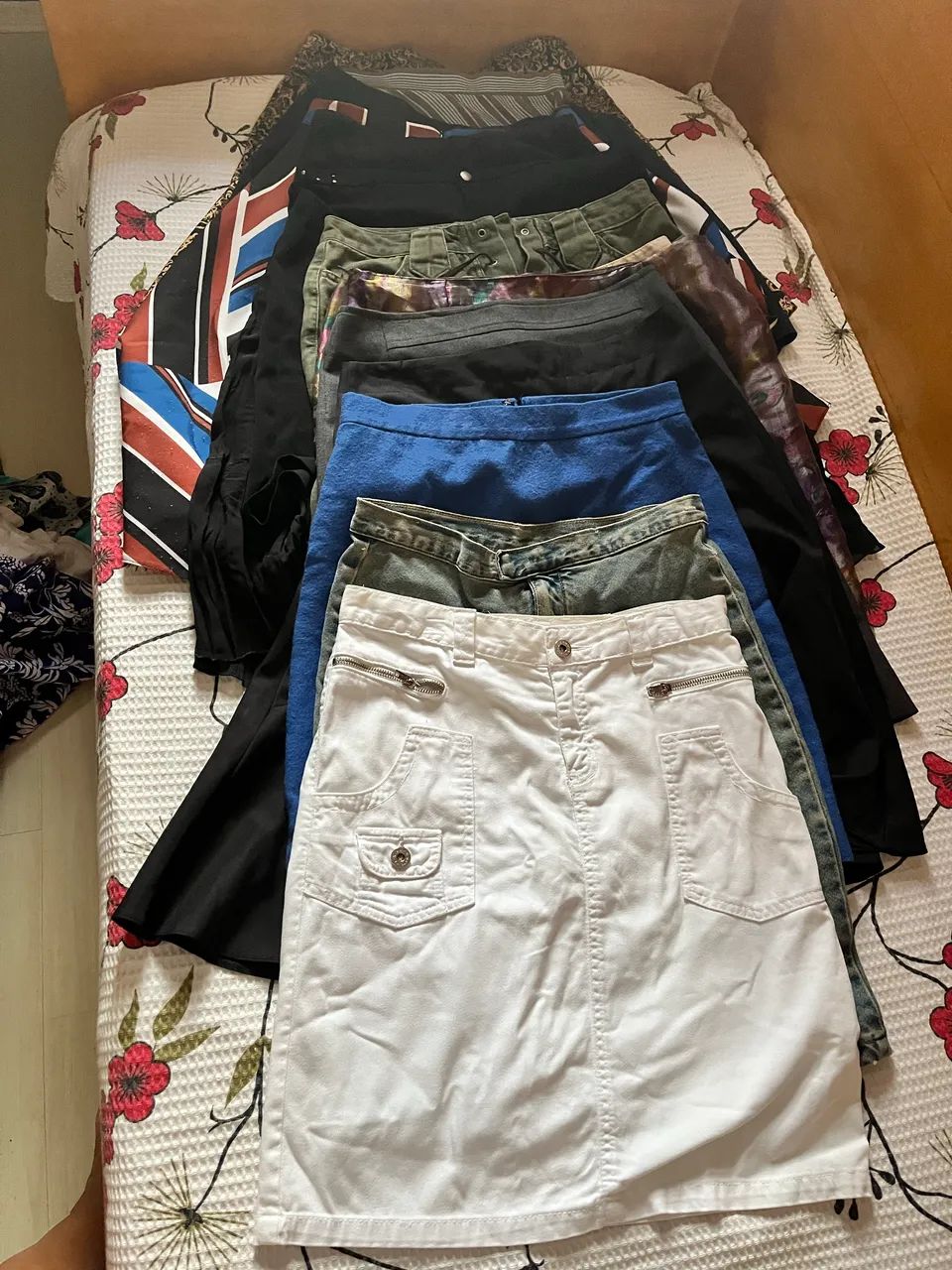 Lote com 13 saias , diversos tamanhos e cores - Foto 4