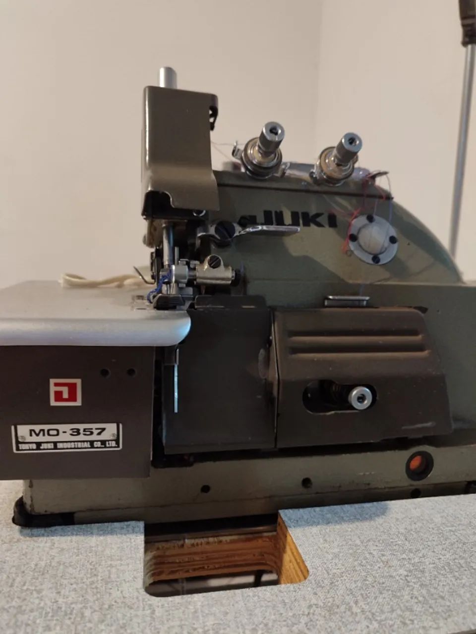 Overloque JUKI MO-357 (EM EXCELENTE ESTADO)