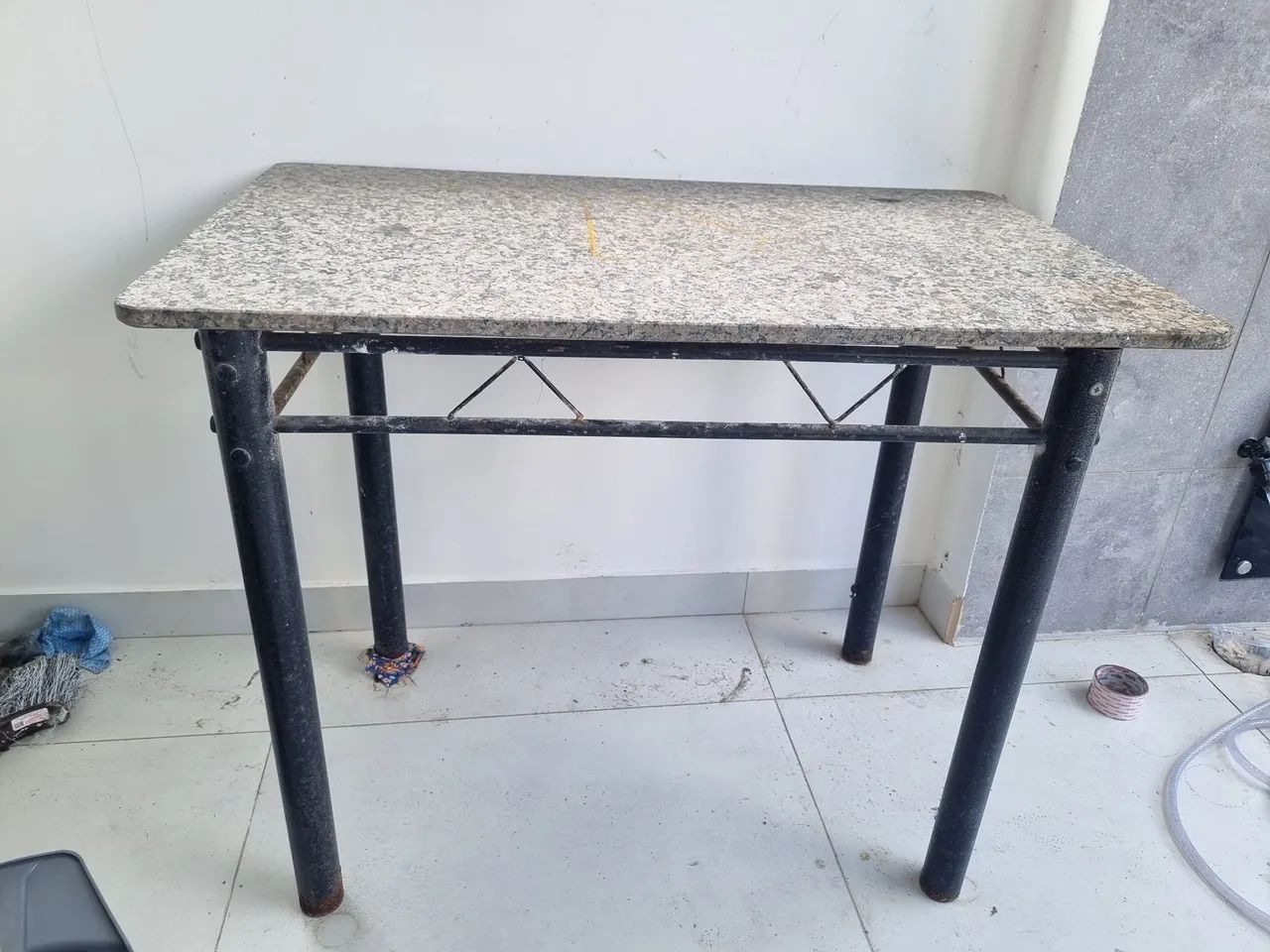 Mesa com tampo de mármore 