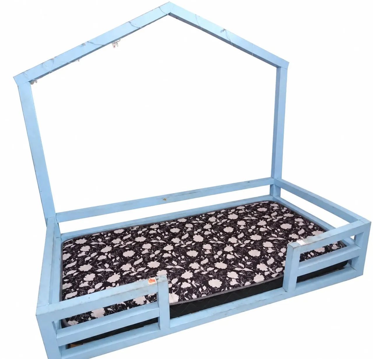Cama infantil MDF e colchão 