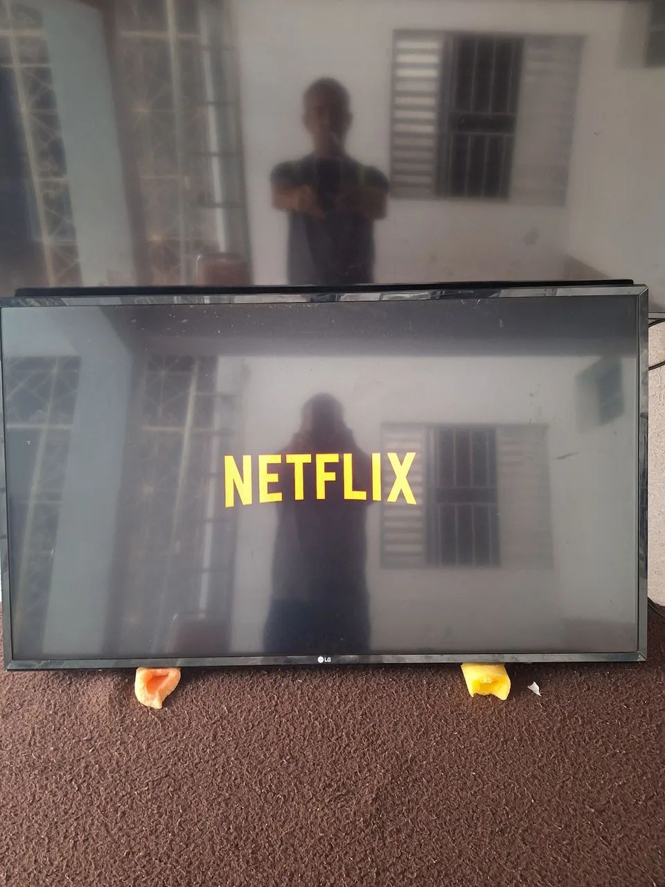 TV SMART LG WEB OS 43  POLEGADAS FUNCIONANDO PERFEITAMENTE SEM OS PES ACEITO CARTÃO  - Foto 3