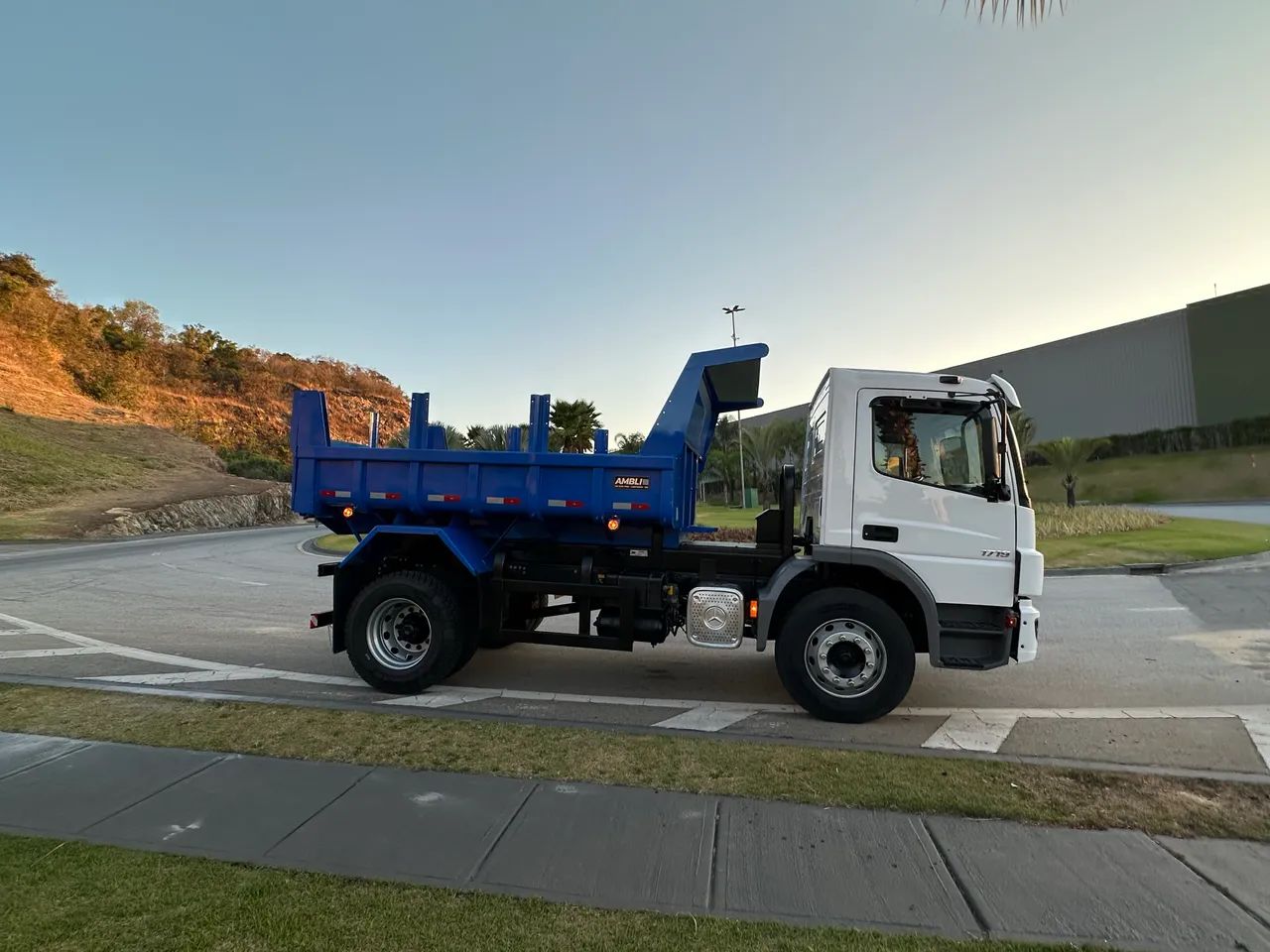 MB 1719 Atego 4x2 Toco  Báscula zero sem uso - Foto 3