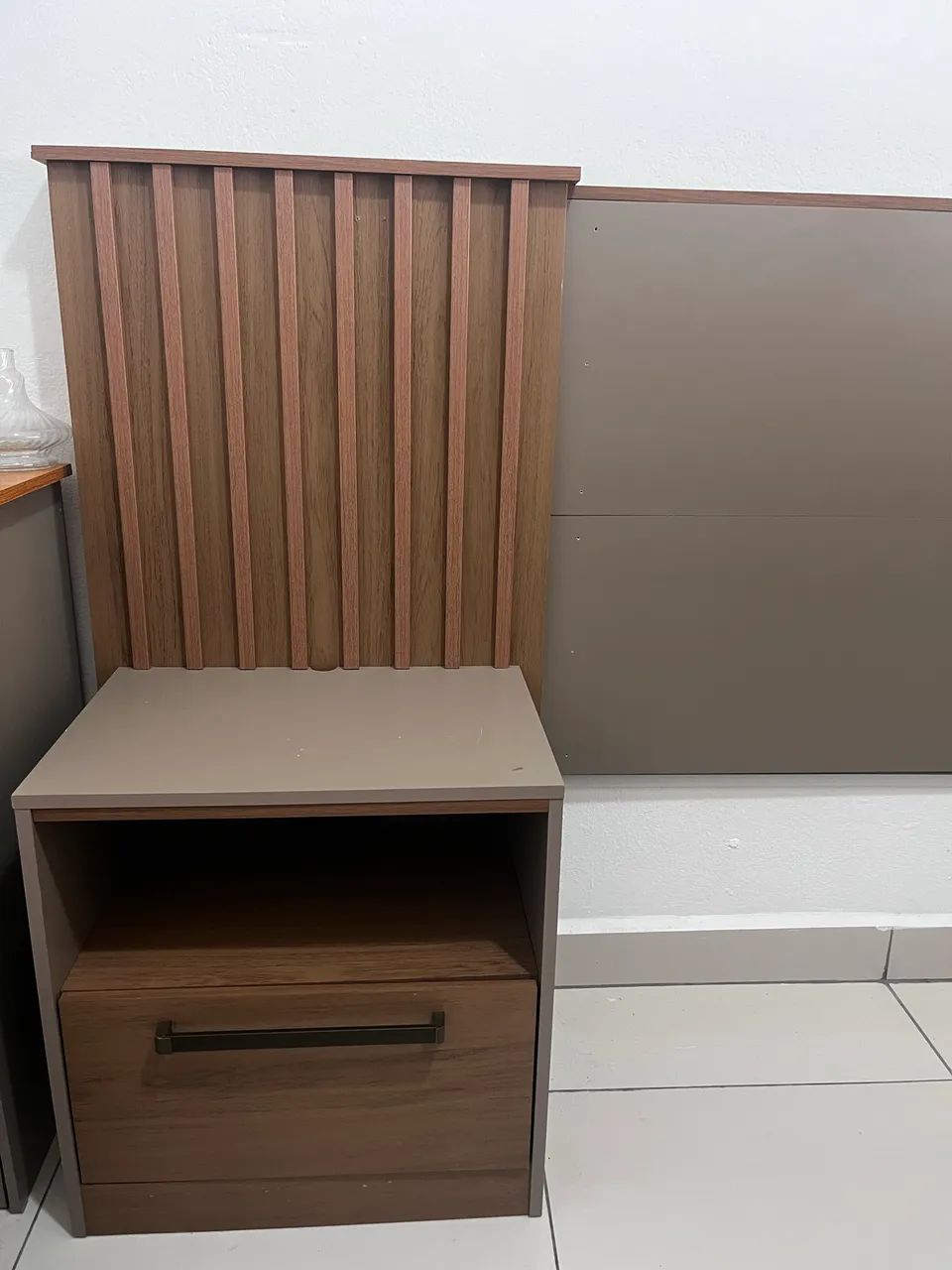 Cabeceira de cama regulável ripada com 2 criados-mudos (casal, queen ou king) - Foto 3