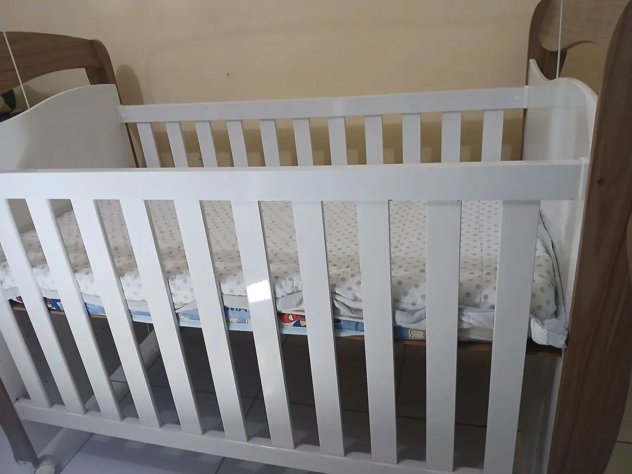 Berço Estilo Americano e Cama com Colchão 