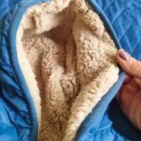 linda jaqueta azul acolchoada com capuz - dupla face - carters - 9 meses - Foto 2