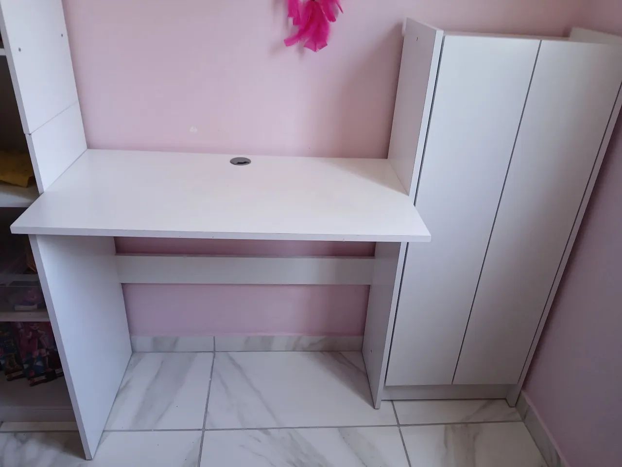 Mesa com armário integrado