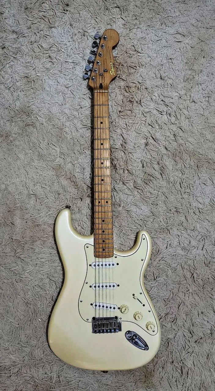 Guitarra Squier Deluxe Stratocaster 