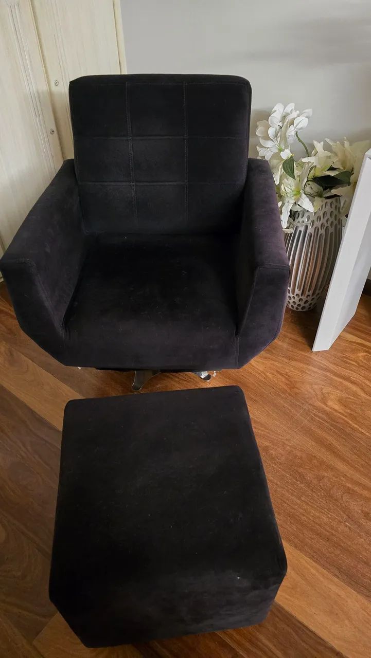 Poltrona com puff preto de veludo 900 reais