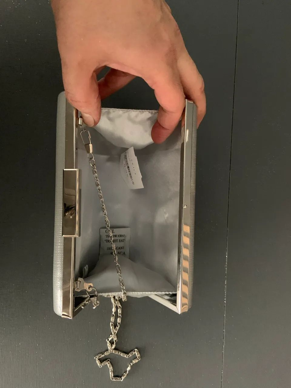Bolsa para festa estilo clutche com leve textura e alça chic - Foto 3