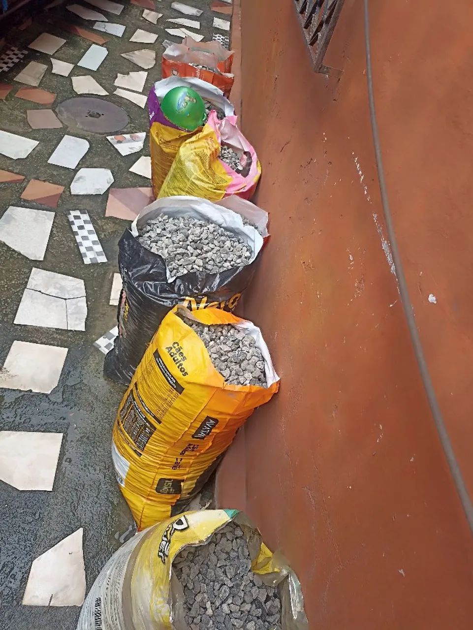 Pedras para obras tem oito sacos e meio de ração contendo mais ou menos mais de meio metro - Foto 2