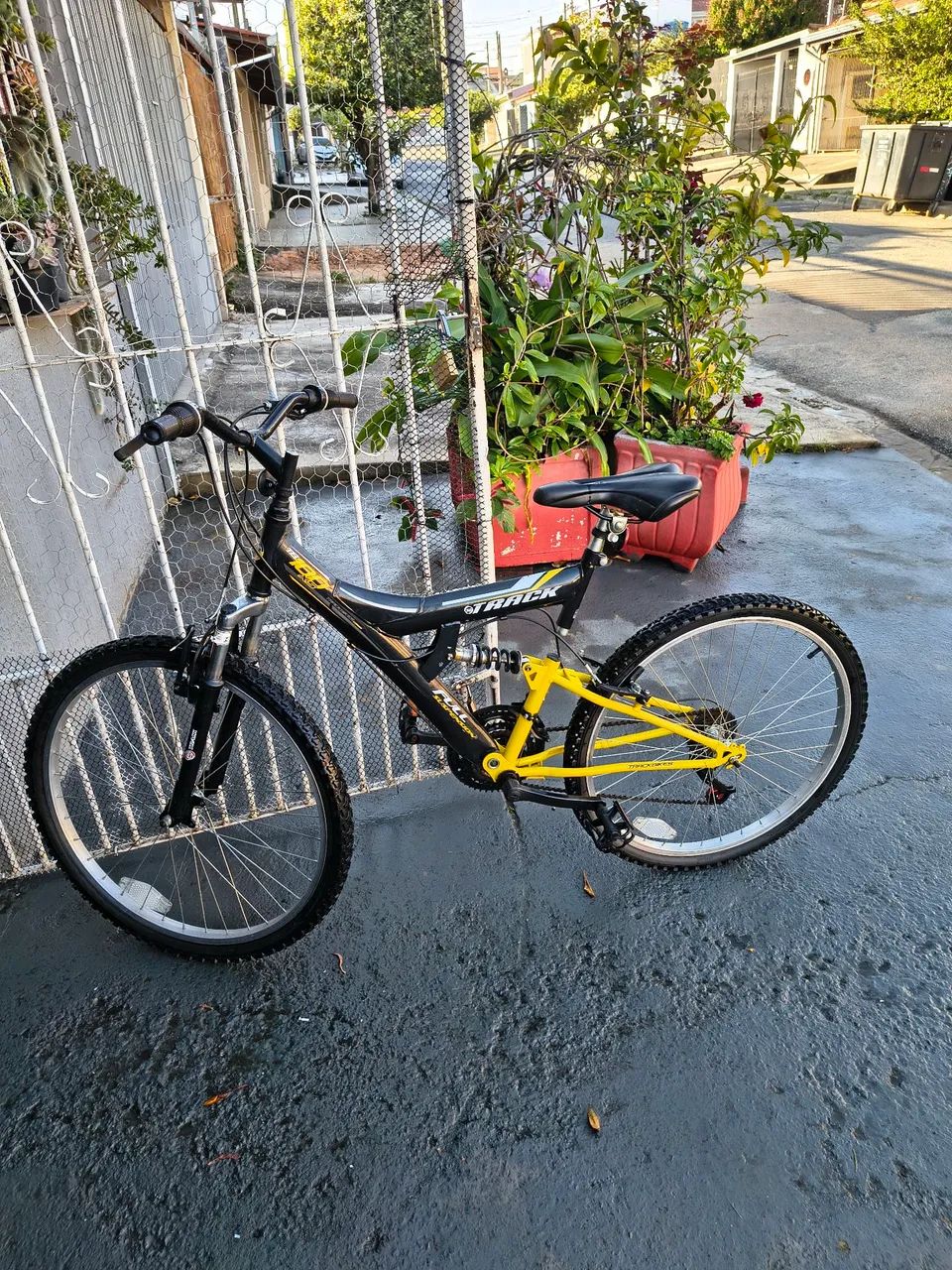 Bicicleta Track aro 26 com suspensão 