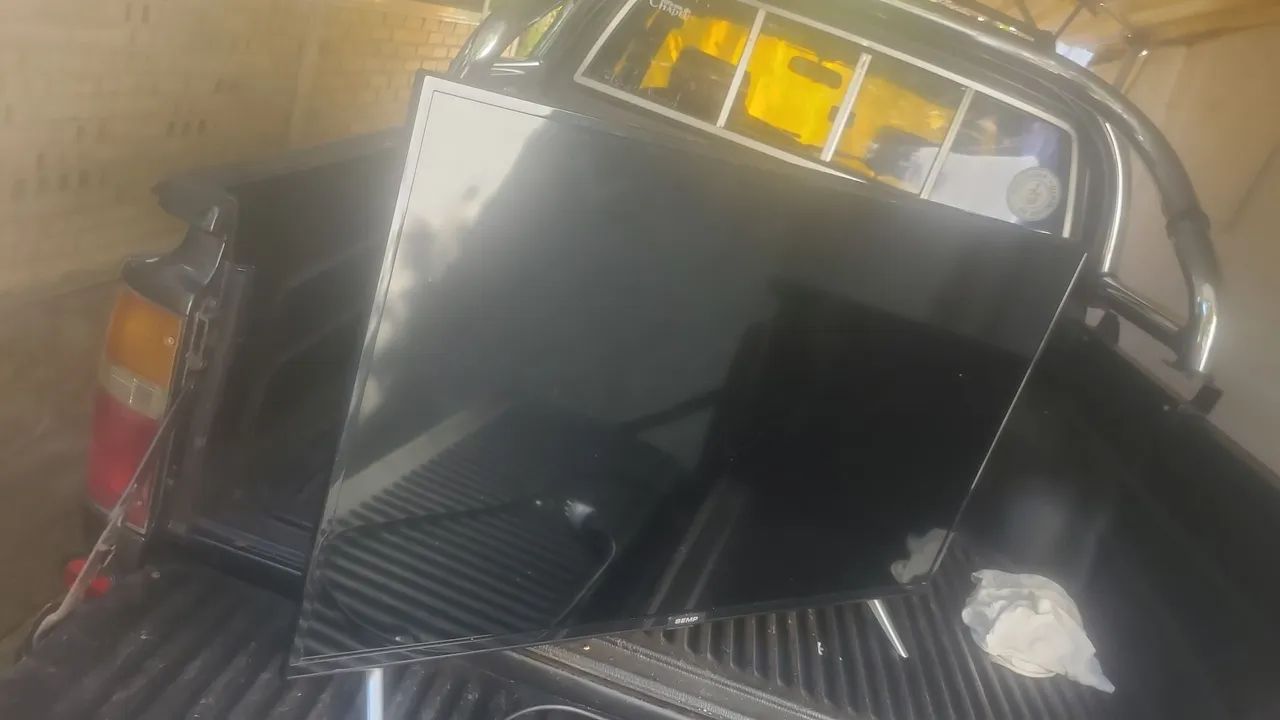 TV TCL tela quebrada. 