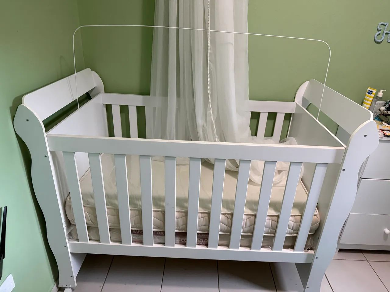 Berço branco em ótimo estado - completo com colchão e mosquiteiro