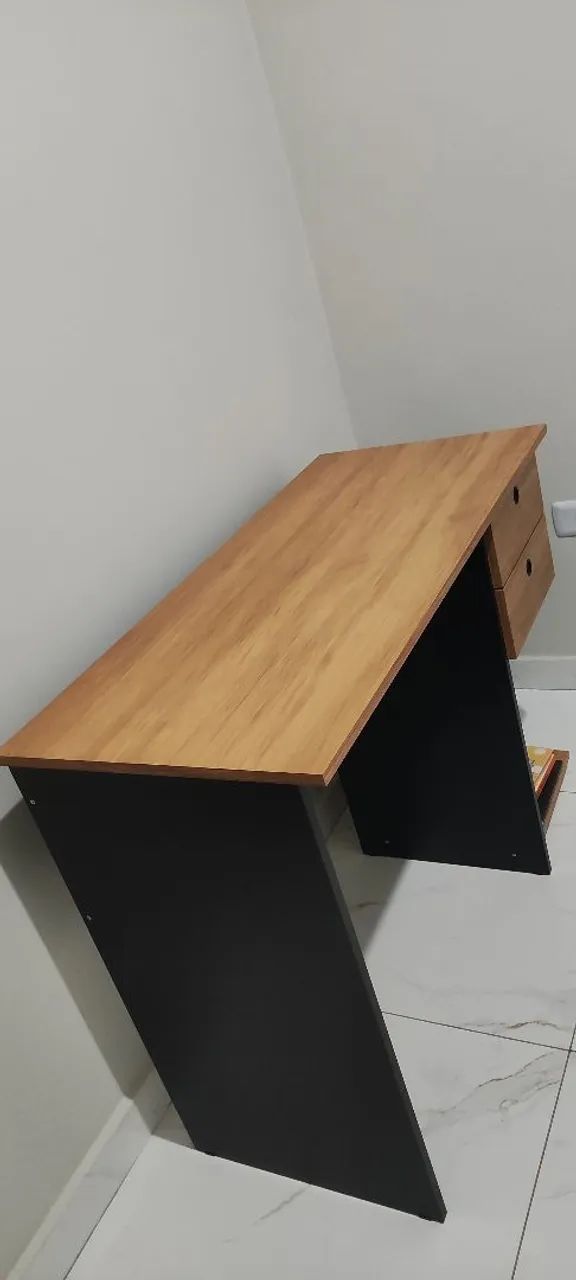 Mesa e cadeira de escritório 