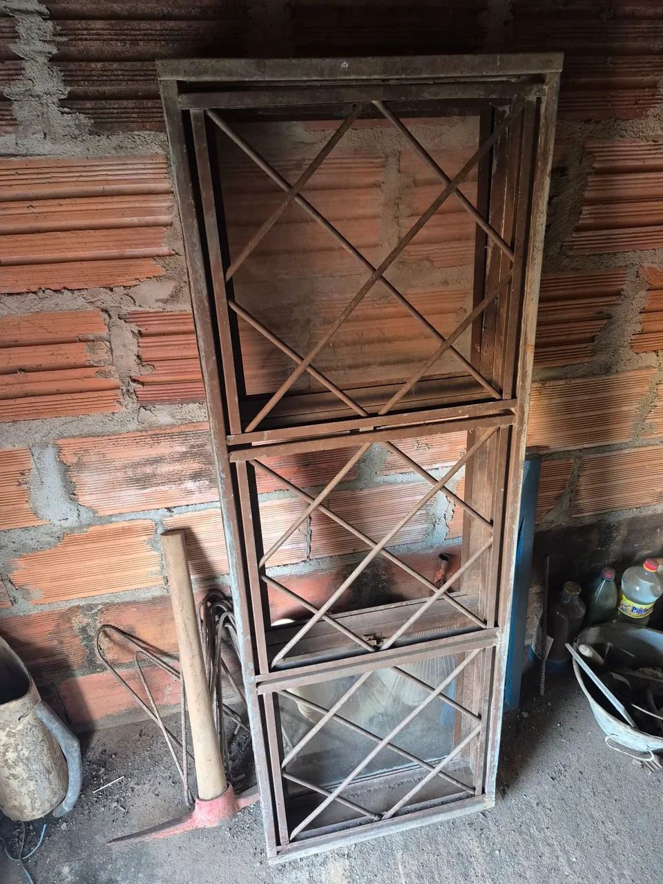 Janela de Ferro com Grade e Vidros - Foto 2