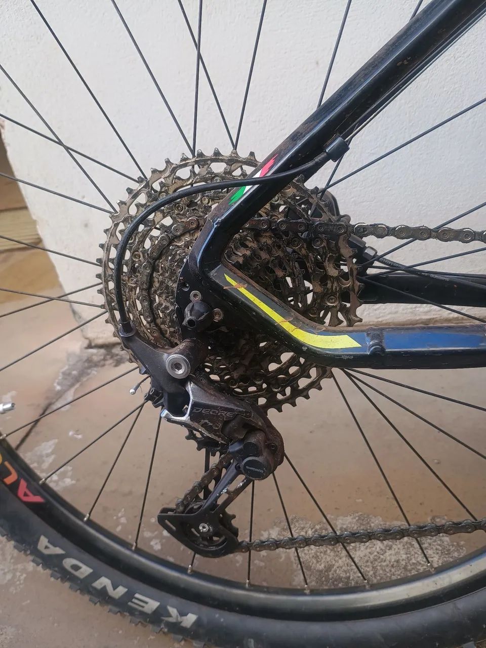 Vendo baik aro 29 com transmissão deore pneus 80% - Foto 2